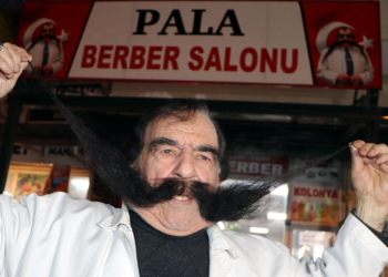 ‘Pala berber’, 1 metrelik bıyığı ile ilçenin tanıtımını yapıyor