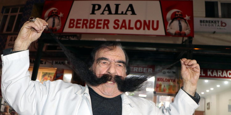 ‘Pala berber’, 1 metrelik bıyığı ile ilçenin tanıtımını yapıyor