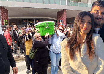 2 aylık eşi tarafından satırla öldürülen Sevcan’ın tabutunu kadınlar taşıdı