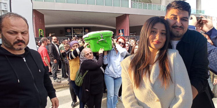 2 aylık eşi tarafından satırla öldürülen Sevcan’ın tabutunu kadınlar taşıdı