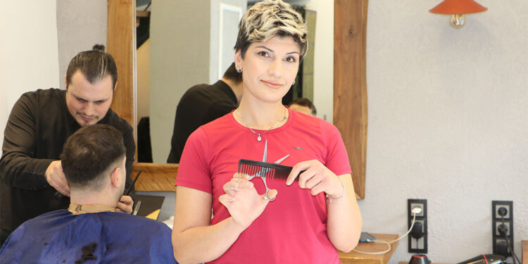 2 çocuk annesi Bahar erkek kuaförlüğü yapıyor