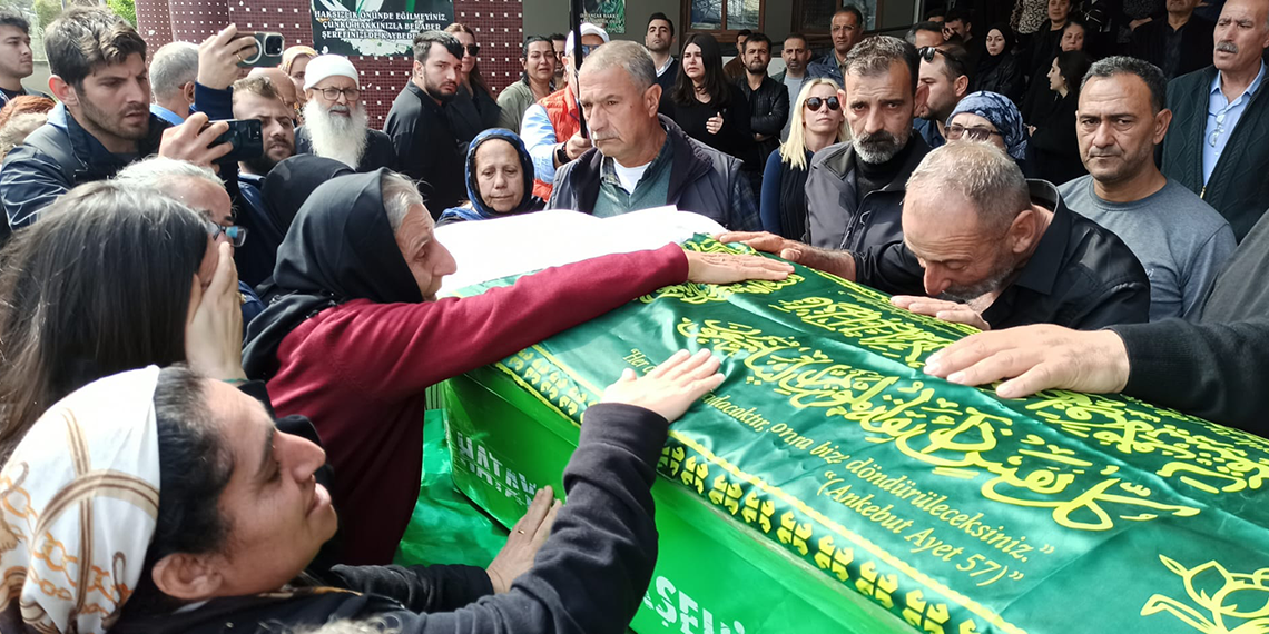 2 aylık eşi tarafından satırla öldürülen Sevcan’ın tabutunu kadınlar taşıdı