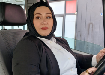 2 çocuk annesi Hikmet Karaca, servis şoförlüğü yapıyor