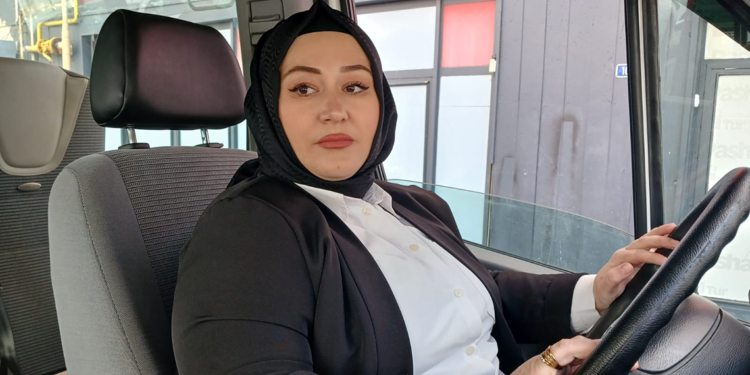 2 çocuk annesi Hikmet Karaca, servis şoförlüğü yapıyor