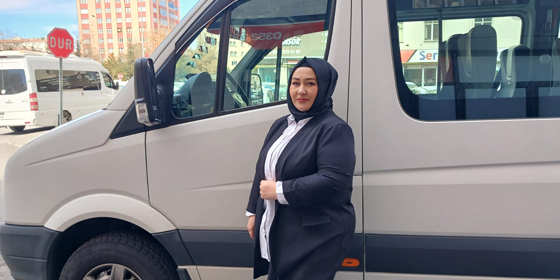 2 çocuk annesi Hikmet Karaca, servis şoförlüğü yapıyor