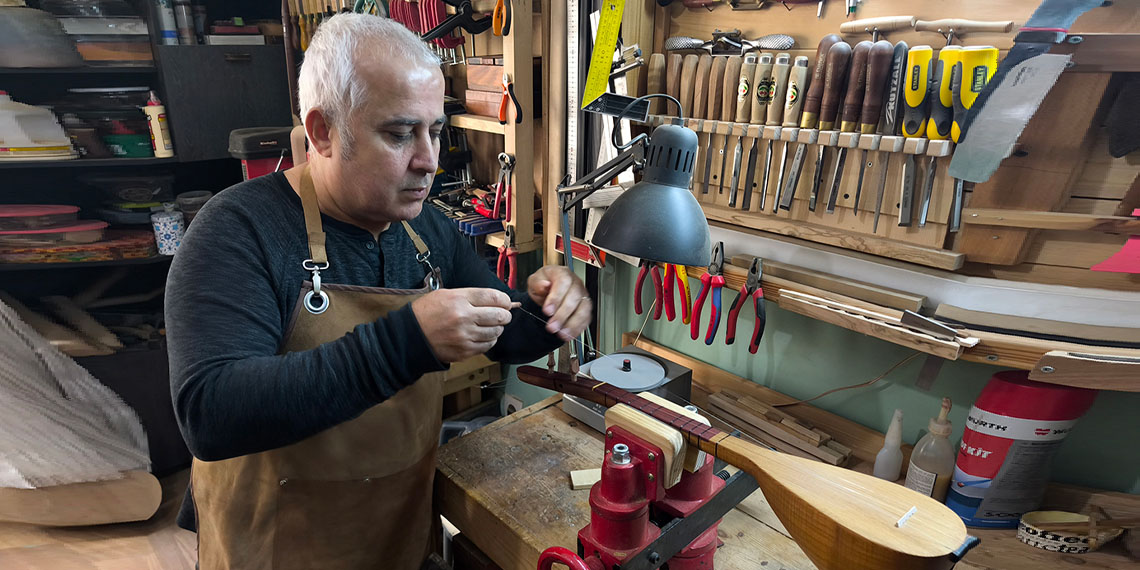 3 telli saz ustası Ahmet Uğur Parmaksız (55), enstrümanı gelecek kuşaklara aktarmak için çırak bulamıyor.