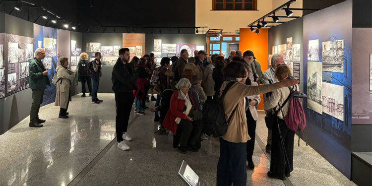 Yunan ziyaretçiler, Yanık Yurt sergisini gezdi