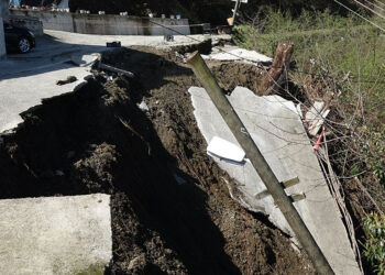 5 katlı apartmanın önünde bulunan beton yol heyelanda çöktü