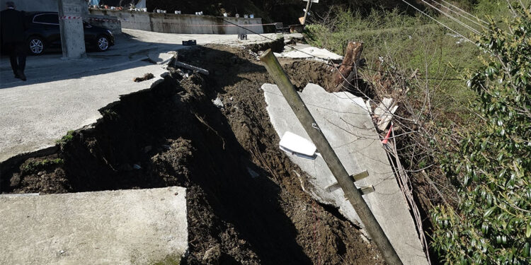 5 katlı apartmanın önünde bulunan beton yol heyelanda çöktü