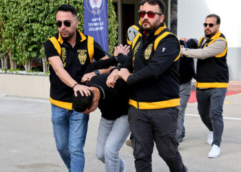 500 bin liralık borcunu ödemeyince evi kurşunlandı