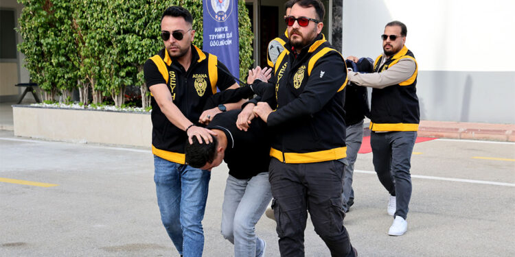 500 bin liralık borcunu ödemeyince evi kurşunlandı