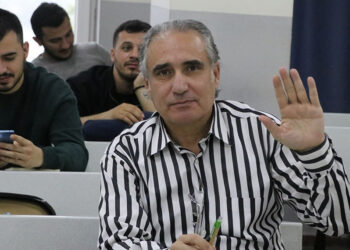 54 yaşındaki emekli albay, oğluyla aynı üniversitede eğitim görüyor