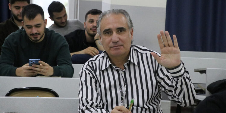 54 yaşındaki emekli albay, oğluyla aynı üniversitede eğitim görüyor