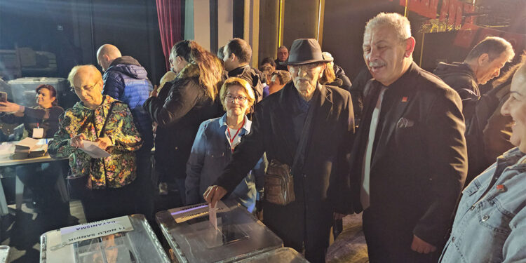 99 yaşında CHP'nin ön seçiminde oy kullanmaya geldi