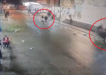 Ehliyetsiz sürücünün kullandığı traktör giyim mağazasına girdi