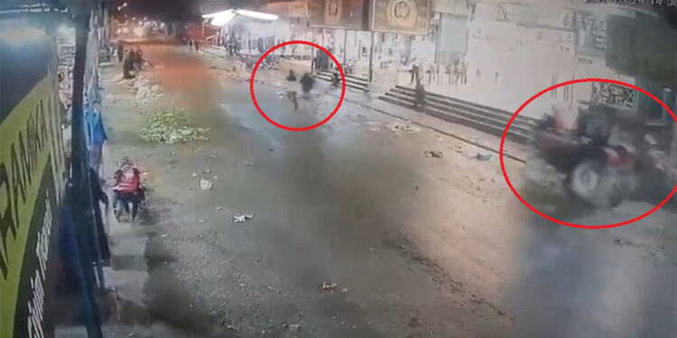 Ehliyetsiz sürücünün kullandığı traktör giyim mağazasına girdi