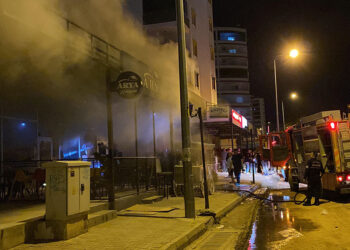 Adana'da sucuk-ekmek dükkanı yandı