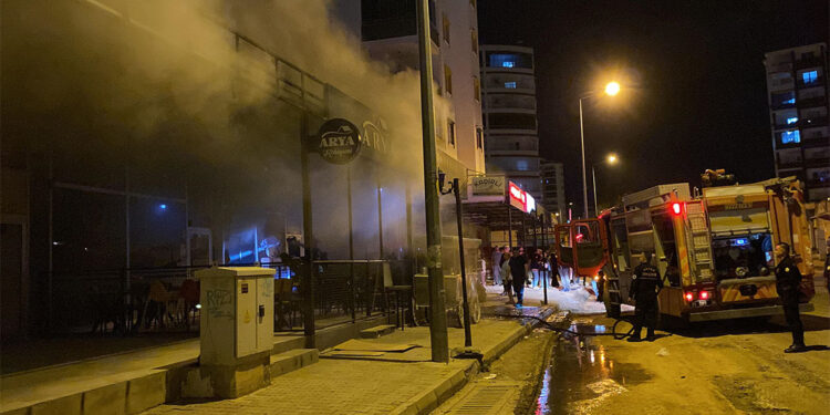 Adana'da sucuk-ekmek dükkanı yandı