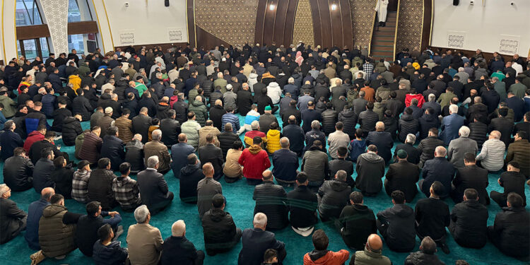 Bayram namazı için binlerce kişi saf tuttu