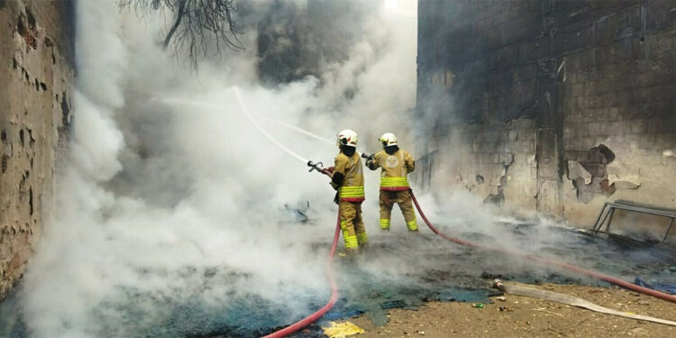 Ahşap paletlerde başlayan yangın, evlere sıçradı