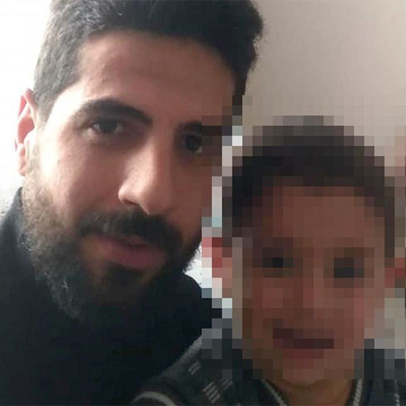 Aile katliamının 8 yaşındaki tanığı, gördüklerini pedagog eşliğinde anlattı. 8 yaşındaki F.Y. "Dedemin yanağından bıçakla delik açıp, boynundan kesti. Ninemin boynunu kesti" dedi.