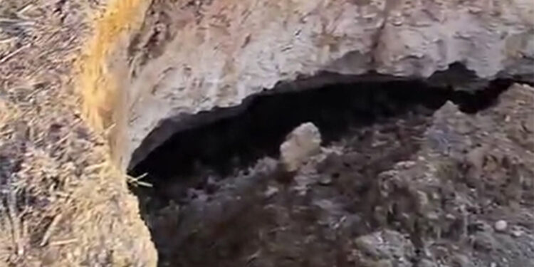 Aksaray'da 10 metre derinliğinde obruk oluştu