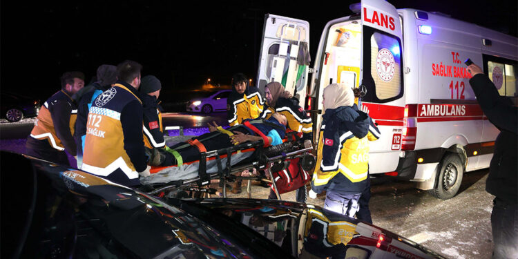 Aksaray'da yolcu otobüsü devrildi: 20 yaralı