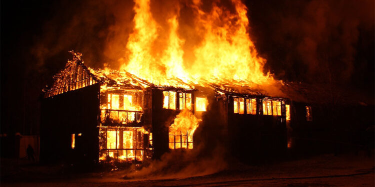 Almanya'da huzurevinde yangın: 50 yaralı