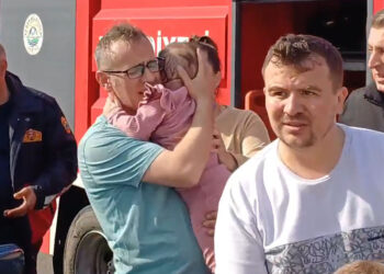 Edirne'de otomobilde mahsur kalan çocuğu itfaiye kurtardı