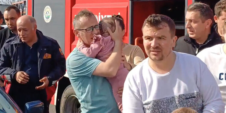 Edirne'de otomobilde mahsur kalan çocuğu itfaiye kurtardı