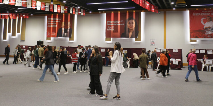 Sandıklarda oy verme işlemi 19:00'a kadar sürecek