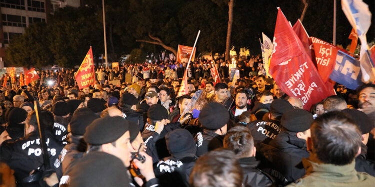 İmamoğlu'nun gözaltına alınmasını protesto eden göstericilerle polis arasında gerginlik