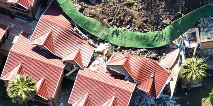 Artvin'de apart otelin istinat duvarı çöktü