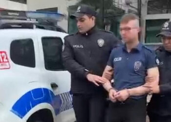 Askeri üniformayla yargılanmıştı, bu kez polis üniformasıyla yakalandı
