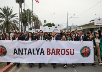 Avukatlardan cübbeleriyle 'Adalet İçin El Ele' yürüyüşü