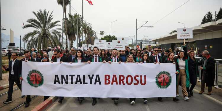 Avukatlardan cübbeleriyle 'Adalet İçin El Ele' yürüyüşü