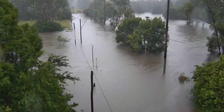 Avustralya'da 300 binden fazla ev elektriksiz kaldı