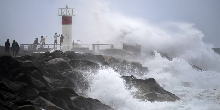 Alfred Tropikal Siklonu nedeniyle okullar tatil edildi