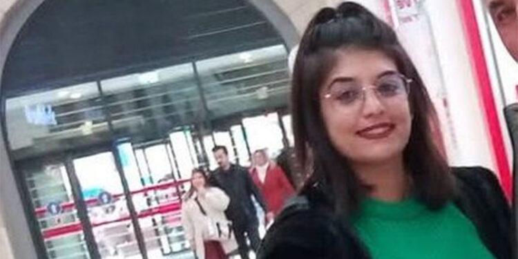 Aydın'da 4 çocuk annesi, eşine ait otomobilin yanında ölü bulundu