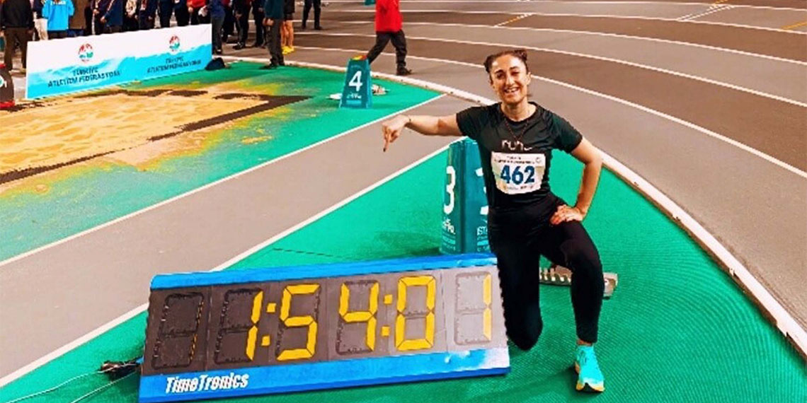 Karaburun Atatürk Ortaokulu'nda 10 yıldır beden eğitimi öğretmeni olarak görev yapan Ayşe öğretmen öğrencilerine rol model oldu.