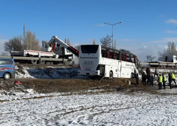 Afyonkarahisar'da yolcu otobüsü şarampole devrildi; 1 ölü, 25 yaralı