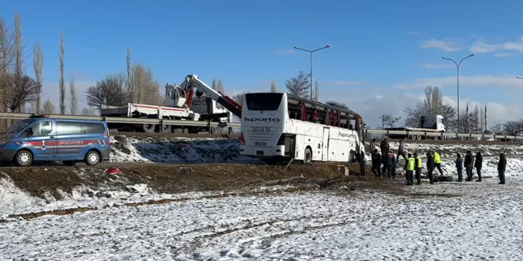 Afyonkarahisar'da yolcu otobüsü şarampole devrildi; 1 ölü, 25 yaralı