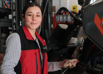 Ağabeyine özenen Melike, forklift servisinde çıraklık yapıyor