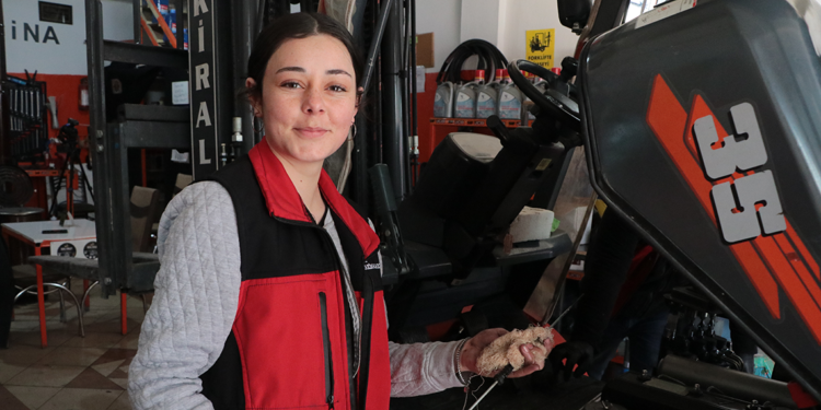 Ağabeyine özenen Melike, forklift servisinde çıraklık yapıyor