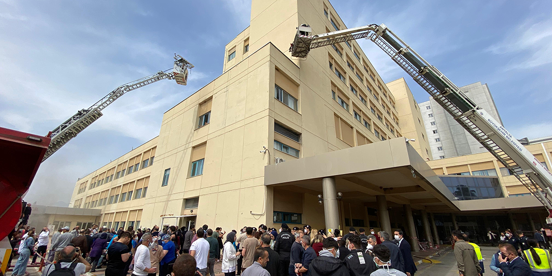Antalya'da Akdeniz Üniversitesi Hastanesi'nin acil servisinde yangın çıktı, hastalar tahliye ediliyor.