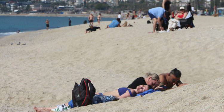 Alanya'da sıcak hava; sahiller doldu