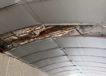 Alt geçitten kopan beton parçaları araçların üzerinde düştü