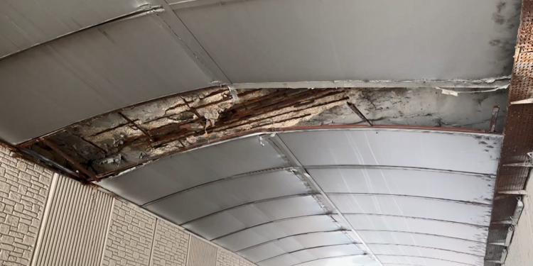 Alt geçitten kopan beton parçaları araçların üzerinde düştü