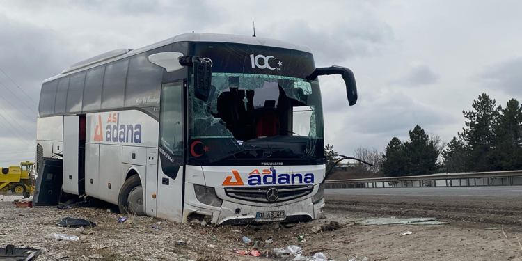 Ankara'da şoförü rahatsızlanan otobüs su kanalına düştü; 16 yaralı
