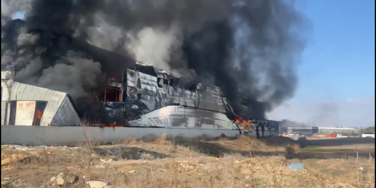 Ankara'da yatak fabrikasında yangın